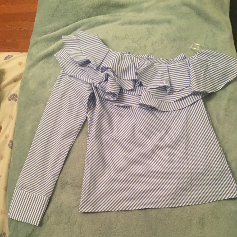 Elastic Ruffle Neckline Top - Picture 2 of 3